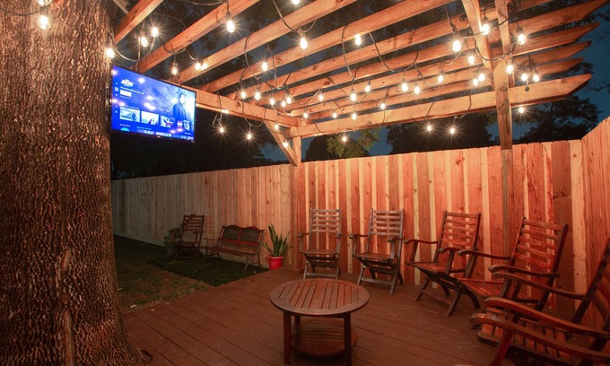 Northside House | close to the downtown hangout garage and patio 50 minutes from nasa space center