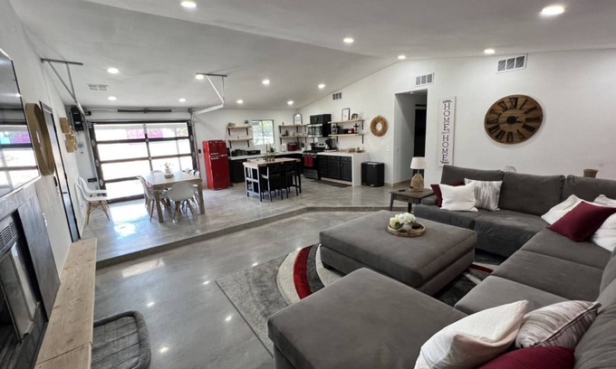 Panorama Heights Cottage | Close to the park, sleeps 6, pets ok!