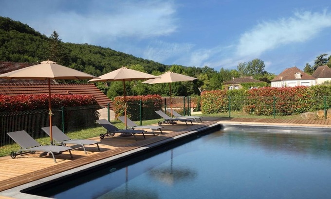 Les Eyzies Cabin | Cozy 2-person gite in the center of the Dordogne in a park with a waterfall