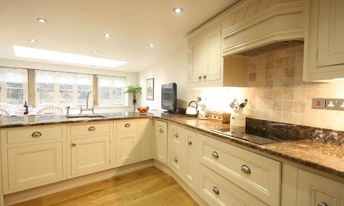 Burford Cottage | COACH HOUSE BURFORD, family friendly, with a garden in Burford
