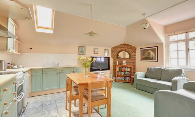 Hove House | Coachman's Flat - Two Bedroom House, Sleeps 3