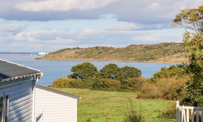 Cowes Cabin | COAST VIEW LODGE, character holiday cottage, with a garden in Cowes