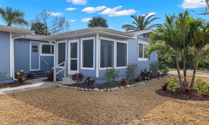 Sanibel House | coastal chic cottage "Heron" minutes to the beach! JULY SAVINGS!
