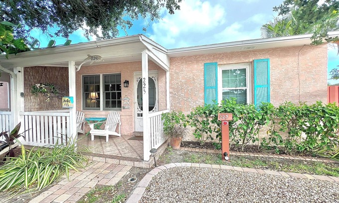 Cocoa Beach Cottage | Coastal Cottage 225 - Walk to Beach, King Bed