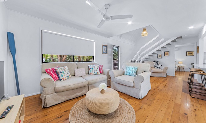 Cannonvale House | Coastal Cottage - Pet Friendly, Boat Parking, Walk to Beach & Shops