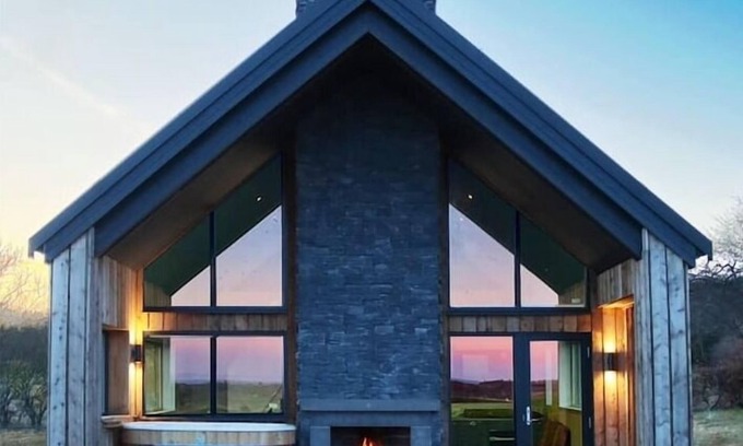 Leven House | Coastal Eco-Lodge with hottub Charleton Estate