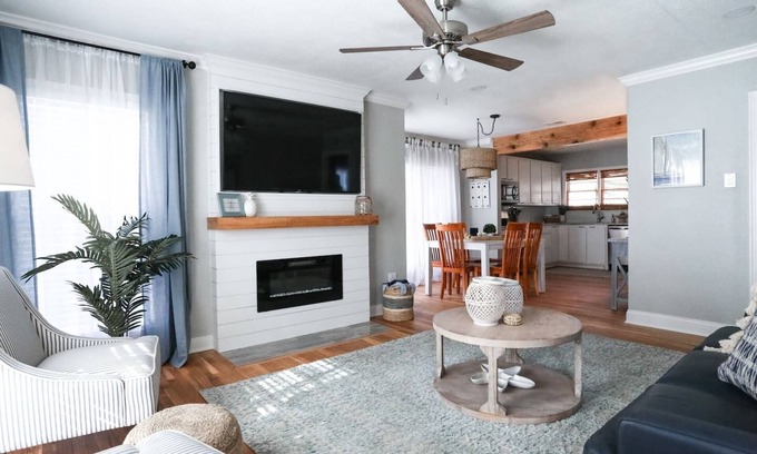 Tech Terrace House | ⛵️Coastal Retreat at Tech Terrace 3/2 Remodeled 2 Kings