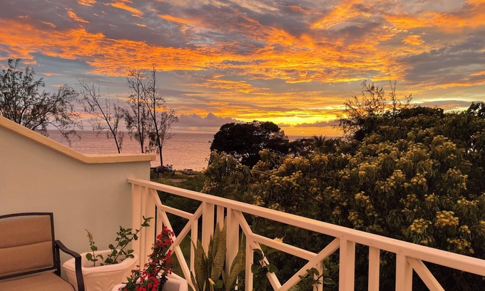 Enterprise Condo | Coastal Serenity - Rooftop Terrace, 1 minute to ocean