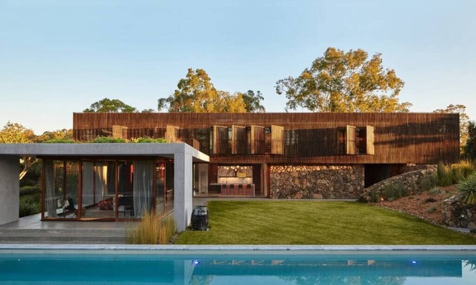 Mudgeeraba House | Coastal Urban Retreat 7 bed, 25m pool, pet