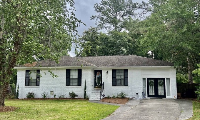 Isle of Hope Historic District House | Coastal White Cottage-Isle Of Hope in Savannah
