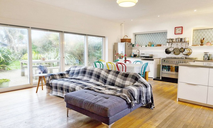 East Wittering Cottage | Coastal - Wittering - an annexe that sleeps 6 guests in 3 bedrooms