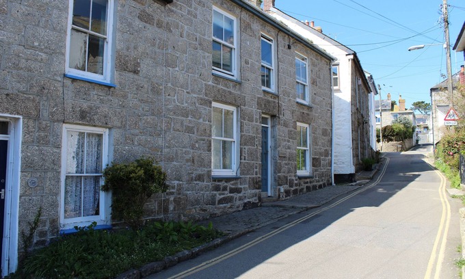 Mousehole Apartment | Cobbles Loft in Mousehole Minutes from Harbour