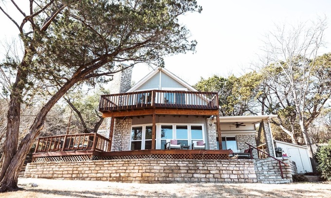 Granbury House | Coccinella: Lake Granbury Waterfront Retreat