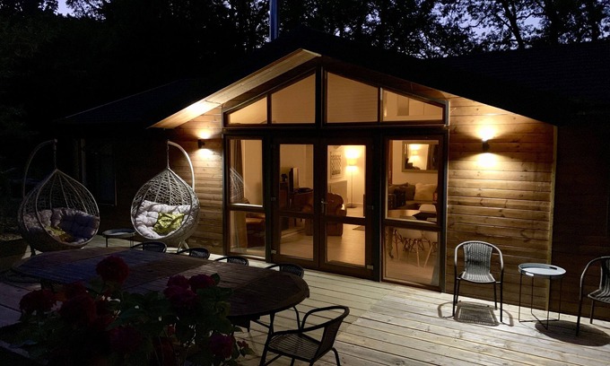 New Forest District Cabin | Colbury Lodge * Hot Tub* on the edge of the New Forest