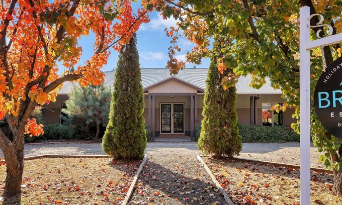 Bright House | Collins Retreat - 4 Bedroom home with Pool