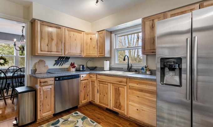Waukazoo Woods House | Colonial Cottage | 4 BR | Hot Tub | Sauna