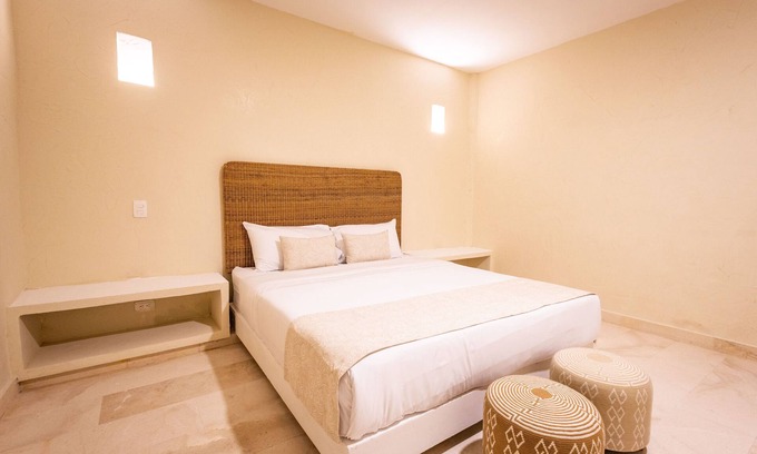 Centro Hotel | Colonial Room @Walled City with King Bed