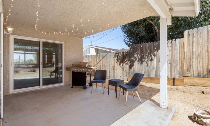 Joshua Tree House | Colorful Cactus - Hot Tub, Bbq And Fire Pit! 4 Bedroom Home by RedAwning