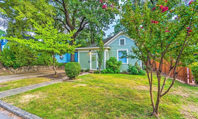 Hillcrest Cottage | Colorful Cottage w/Deck ~ 5 Mi to Downtown!