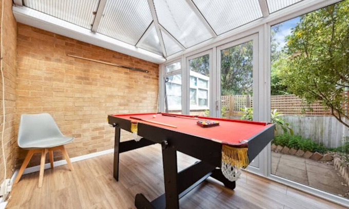 South Bermondsey House | Colourful & Spacious Central Ldn House - Sleeps 6