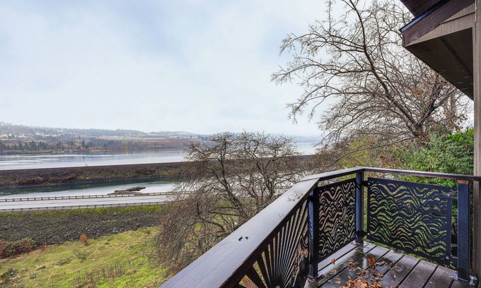 Lyle House | Columbia River Retreat on 20 Acres: Hikes & Wine!