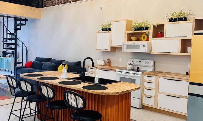 Seymour Apartment | Come and stay in our Cozy Upstairs Apartment