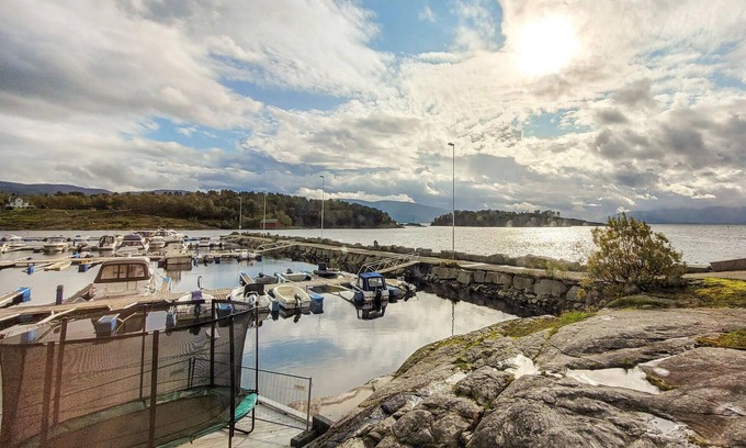Strandvik House | Come to rest in this spacious cottage in 1st row to the Bjørnafjord.
