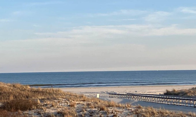 Gold Coast Condo | Come vacation at this 4 bedroom, 3 bath beach front property.