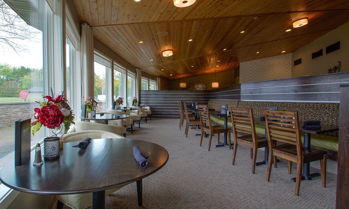 King Hotel | Comfort Suites at Par 4 Resort