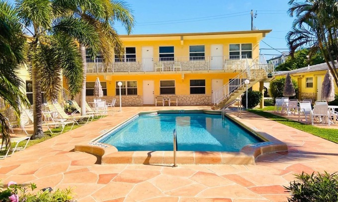 Lauderdale-by-the-Sea Apartment | comfortable apartment five minutes walk from the Beach
