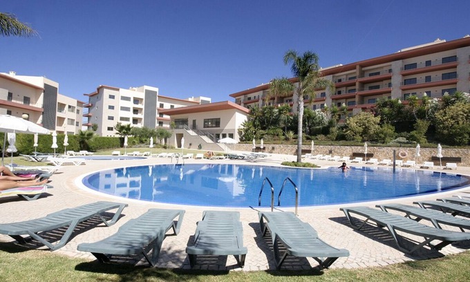 Albardeira House | Comfortable 2 Bedroom Apartment w/WiFi + A/C+ Pool ,15 min Walk to Beach &Town