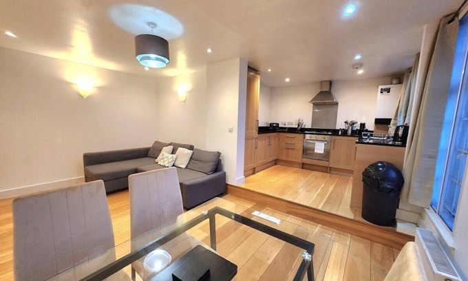 Larkhall Apartment | Comfortable 2BR Flat - 1 Min to Tube, Sleeps 6