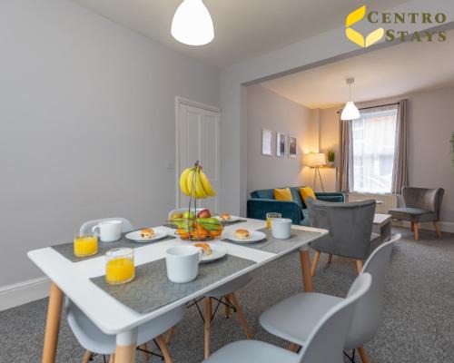 Northampton House | Comfortable 2BR house 4 beds Town Train Parking