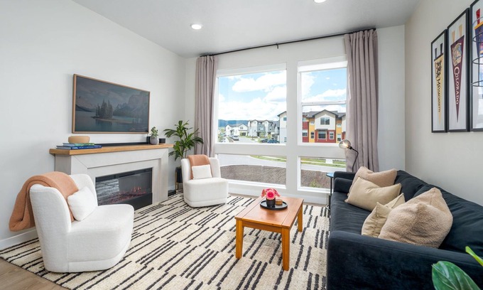 Park City House | Comfortable 3 Bed/2.5 Bath with 1C Garage & Fireplace!