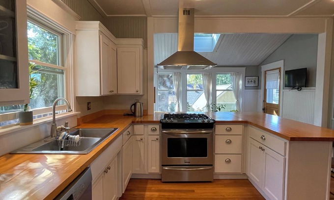 Hudson House | Comfortable 3-bedroom vintage house with WiFi in downtown Hudson