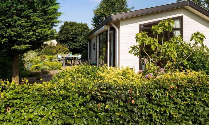 Egmond aan den Hoef Ski Chalet | Comfortable chalet with dishwasher, sea at 3.5 km, in Egmond