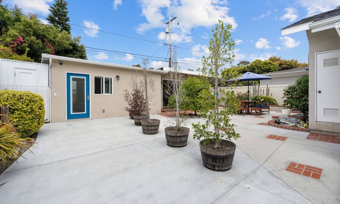 Redondo Beach Cottage | Comfortable cottage 1 mile from the beach