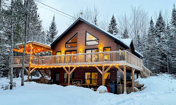 Entrelacs Ski Chalet | Comfortable cottage in the heart of nature, fireplace inside and out! Possibility of teleworking.