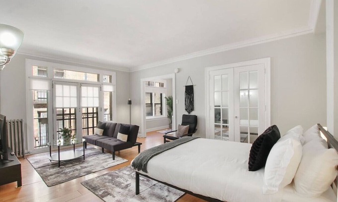 South Evanston Apartment | Comfortable Studio Hideaway in Evanston