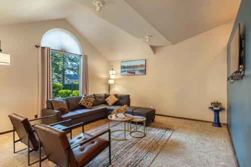 Florence Ski Chalet | Comfy 4B/2b home near Dunes & Ocean! Pet Friendly!