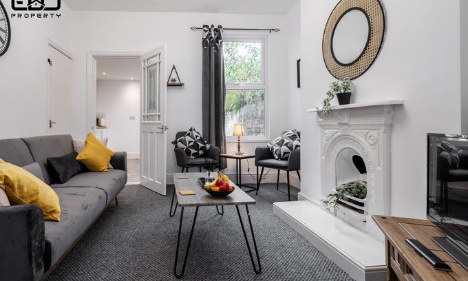 Bootle House | Comfy 4bed Home - Free Parking/Wi-Fi - Long Stays