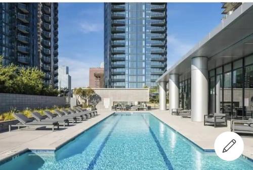 Financial District Apartment | Comfy Apt with pool & hot tub in downtown LA 658