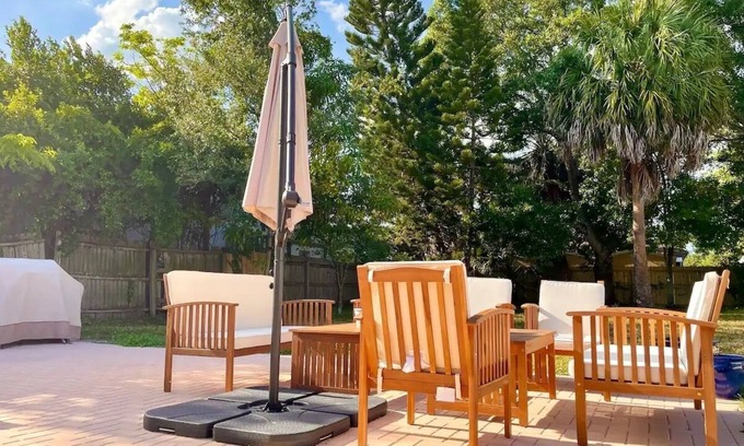 Sun Bay South House | Comfy beds, newly remodeled with private backyard near MacDill Air Force Base!nn