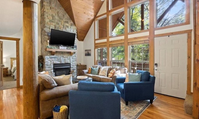 Branson West Cabin | Comfy Cabin w 4 Primary Suites > 4 min to SDC < Lake > Golf < Pools >