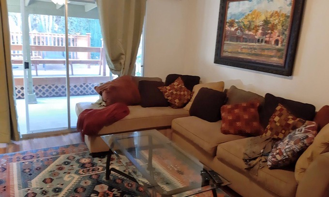 Redlands House | Comfy, Central 2Bd, 2Ba Home: medical professionals, retirees, work from home.