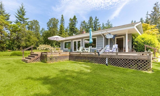Freeland Cottage | Comfy Coastal Cottage - Bright and Cheerful