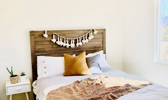 Joshua Tree House | Comfy Cottage With Writer Cabin and Book Nook. Pet-Friendly Fully Fenced Yard