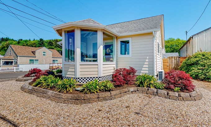 Winchester Bay House | Comfy dog-friendly bay home with kitchenette, gas grill, patio, yard, and W/D