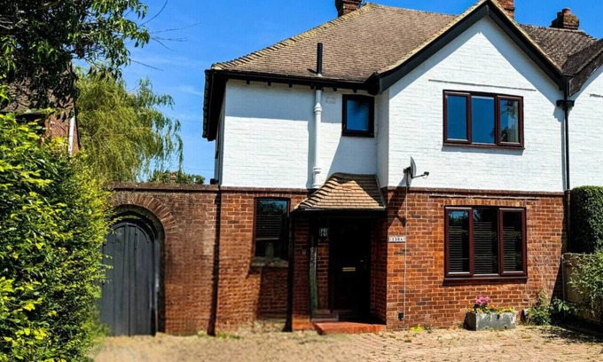 Hildenborough House | Comfy Family Home | Big Garden + 2-Car Driveway