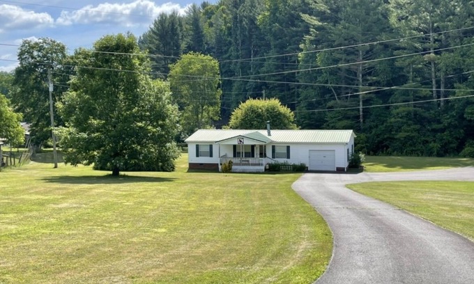 Crumpler House | Comfy Getaway w/stream and bridge out back